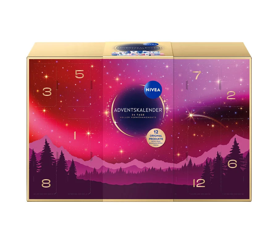 NIVEA Adventskalender mit einem sternenklaren Nachthimmel-Design, einem Farbverlauf von Rot zu Lila, Bergsilhouetten und Tannenbäumen. Der goldfarbene Kalender hat nummerierte Türchen und zeigt in der Mitte 'NIVEA Adventskalender'.
