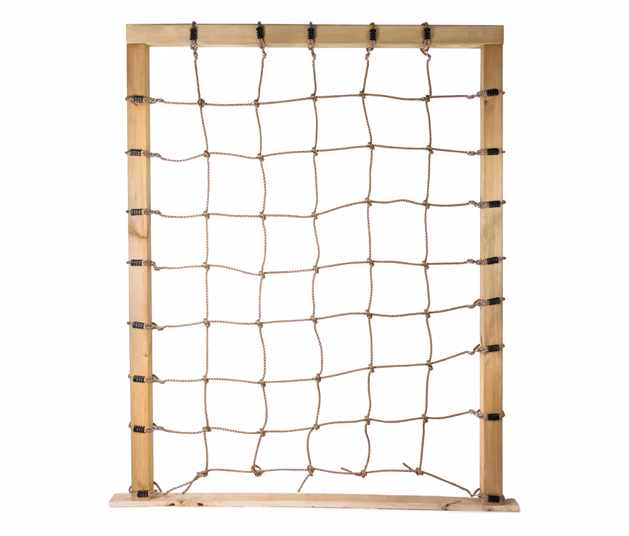 small foot Kletternetz mit Achterhaken an Holzrahmen.