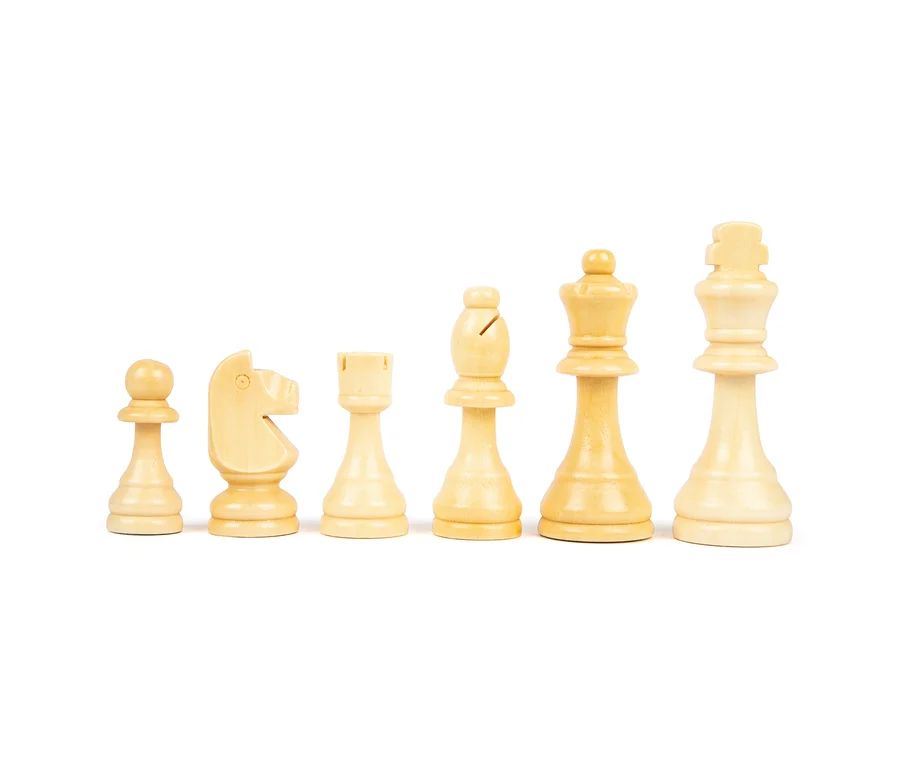 Sechs Figuren von small foot »Schach und Dame XL« in einer Reihe.