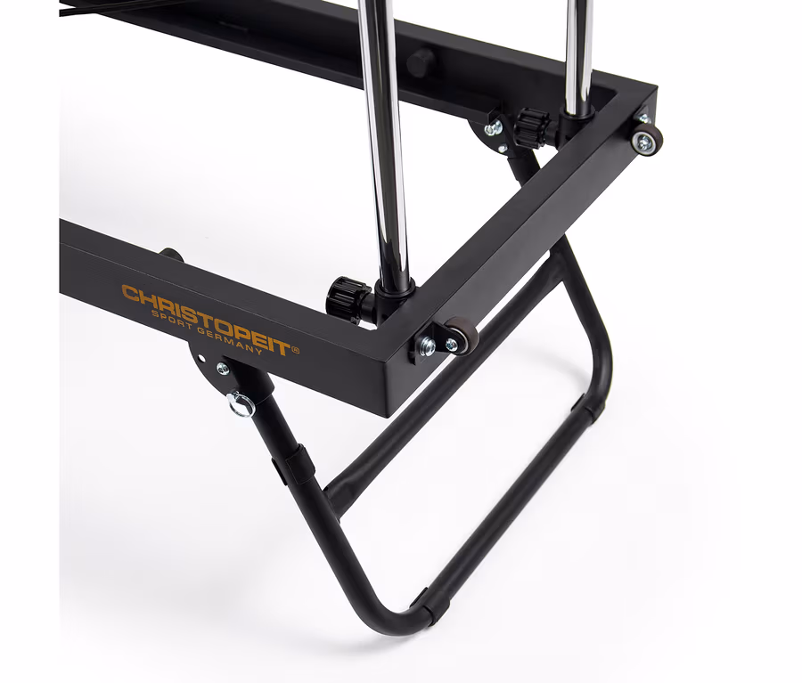 Nahaufnahme des schwarzen Christopeit Pilates Reformer 2000, mit Metallrahmen, goldenem "CHRISTOPEIT" Logo, Chromstangen, Einstellknöpfen und gebogenem Untergestell.
