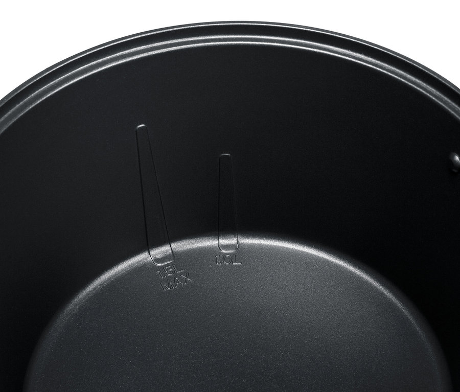 Innenansicht eines schwarzen Fonduetopfes mit 1,5L MAX- und 1,0L-Markierungen.