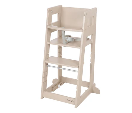 Heller beiger Holz-Hochstuhl mit grauem Sicherheitsgurt und verstellbarer Sitz- und Fußstütze.