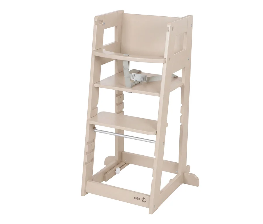 Heller beiger Holz-Hochstuhl mit grauem Sicherheitsgurt und verstellbarer Sitz- und Fußstütze.