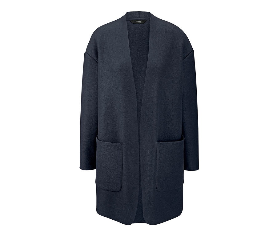 Eine blaue Loungewear-Jacke mit Taschen.
