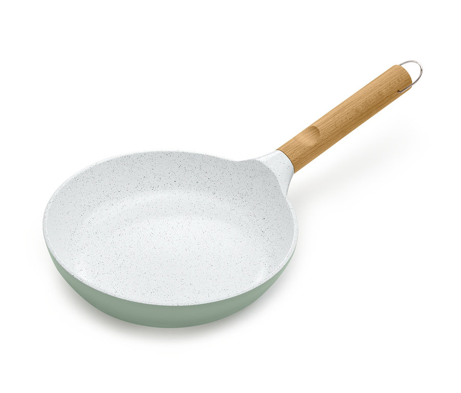 Eine Aluguss-Pfanne mit Keramikbeschichtung, Durchmesser 24 cm, und Holzgriff liegt auf einem weißen Hintergrund.