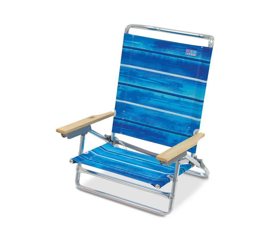 Rio Brands-Alu-Strandstuhl »Lay Flat« mit blau gestreiftem Sitz und Rückenlehne.