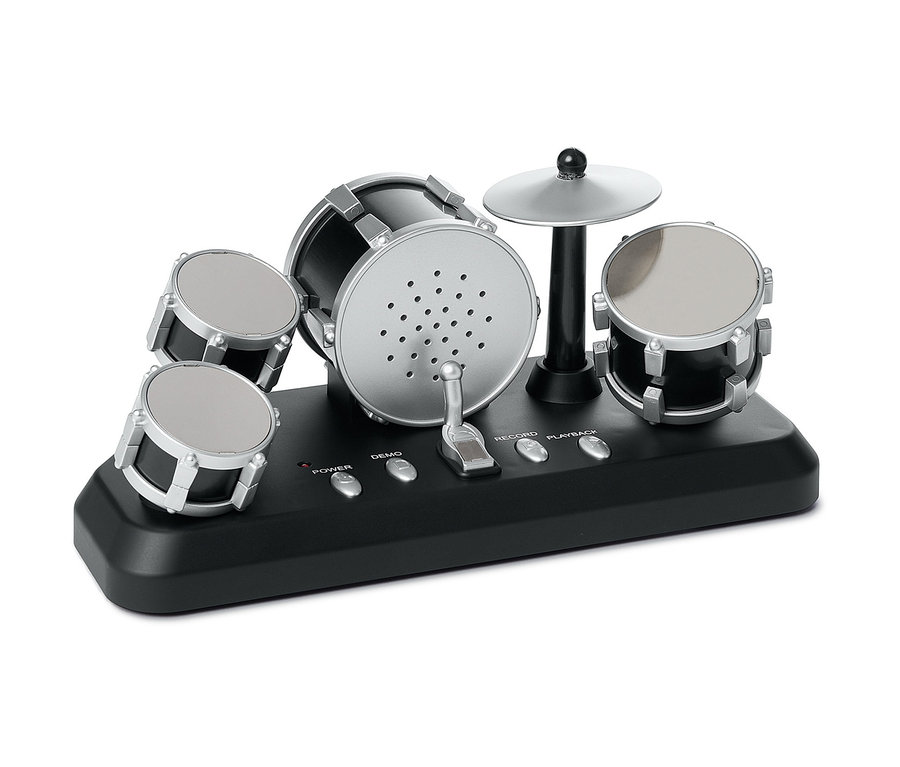 Ein Fingers chlagzeug mit vier Trommeln und einem Becken auf einer schwarzen Basis.