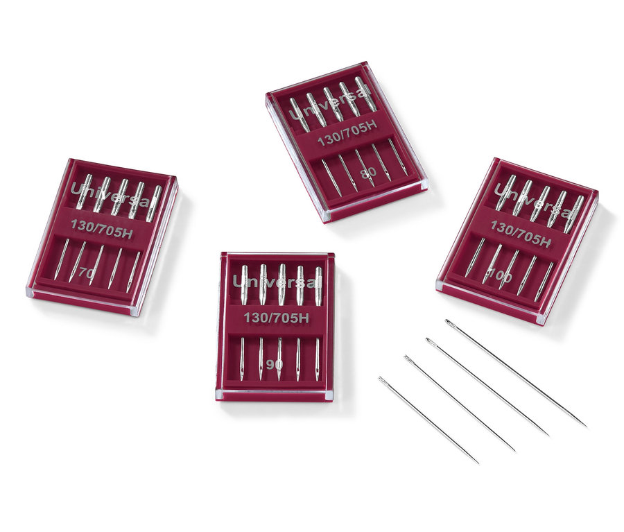 Vier Nähmaschinen- und Nähnadelsets in roten Etuis und drei lose Nadeln.