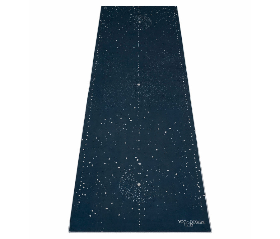 Eine blaue Yogamatte mit weißen Sternen und Sternbildern.