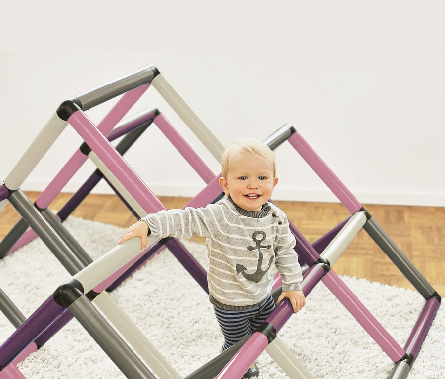 Kleinkind klettert auf Quadro-Home-KLETTERPYRAMIDE, berry.