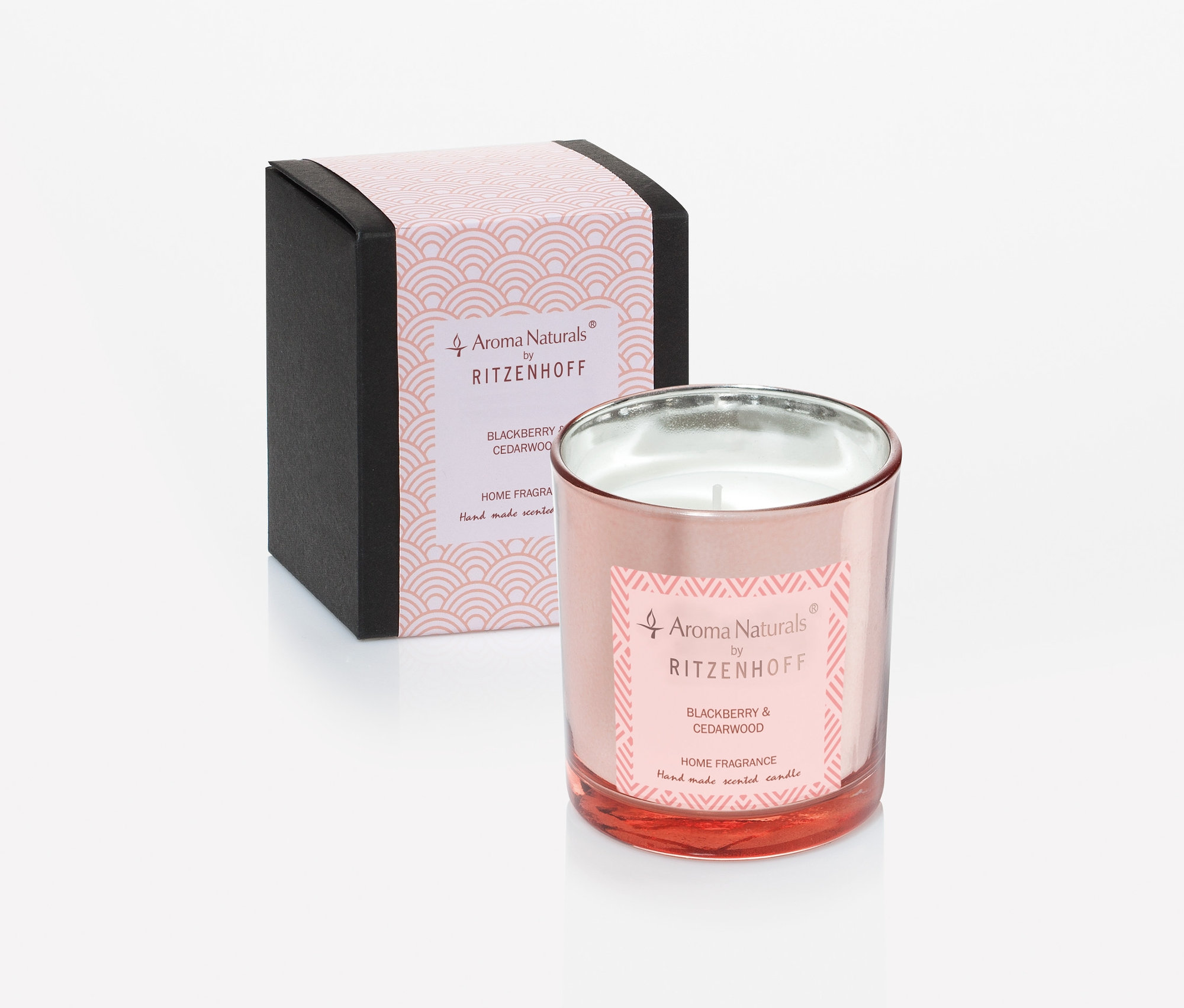 Dekorative Kerze im Glas mit Schachtel auf weißem Hintergrund.