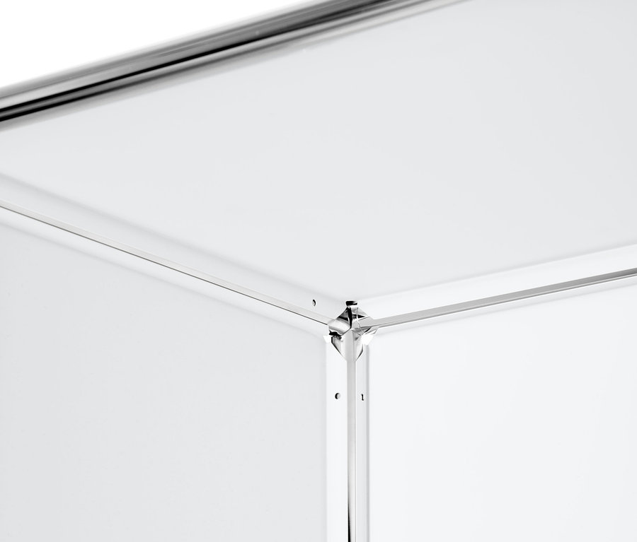 Detail einer Ecke eines hohen Metallregals mit versetzbarem Klappenfach.