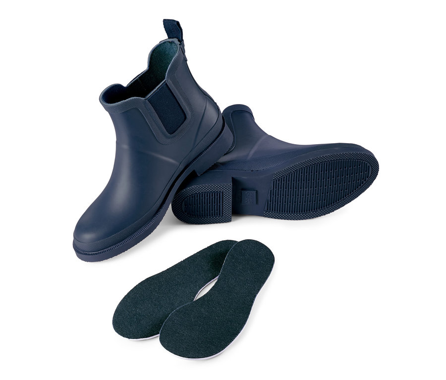 Zwei Regenstiefeletten und zwei Einlegesohlen.