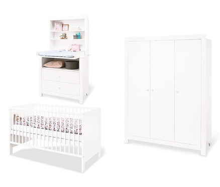 Das Foto zeigt ein Kinderzimmer mit weißen Möbeln: Kinderbett, Kommode mit Wickelaufsatz und dreitüriger Kleiderschrank. Zu sehen ist das Pinolino Baby-Zimmerset »Liv« mit Kleiderschrank, Wickelkommode.