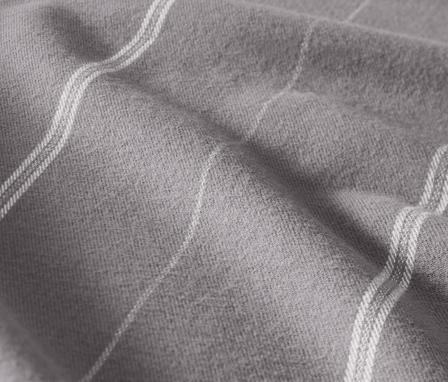 Detailaufnahme grauer Flanell-Bettwäsche mit Muster.