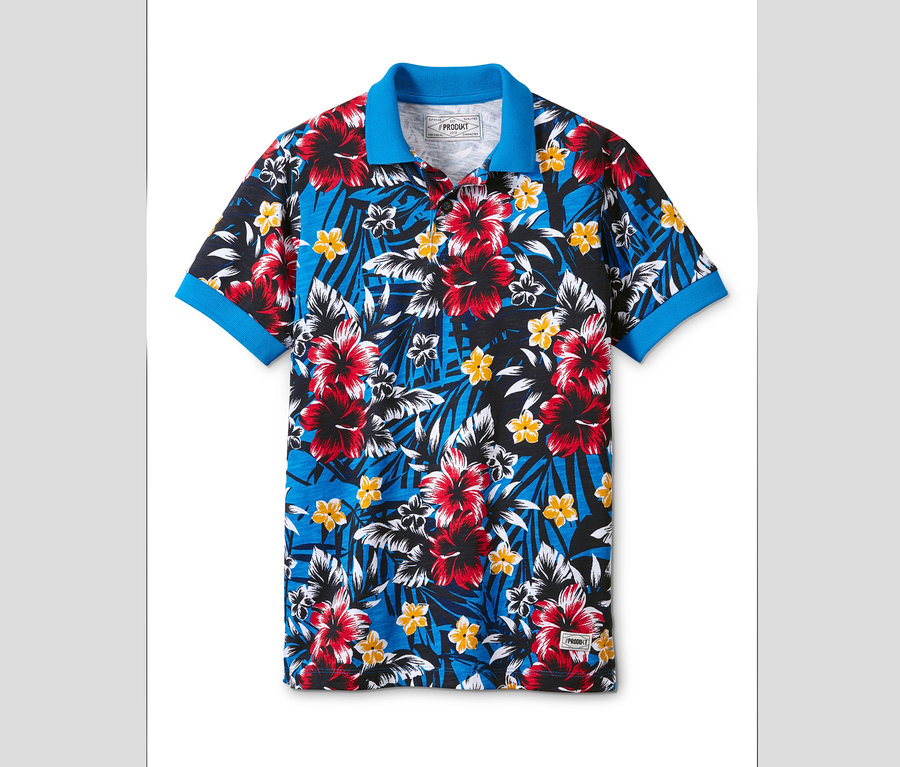 Blaues Poloshirt mit Blumenmuster.