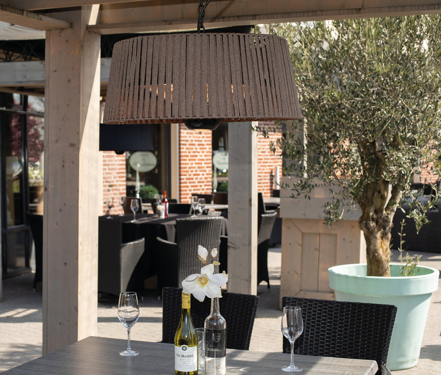Terrasse mit braunem Sunred-Hänge-Heizstrahler »Halogen Artix Corda«.