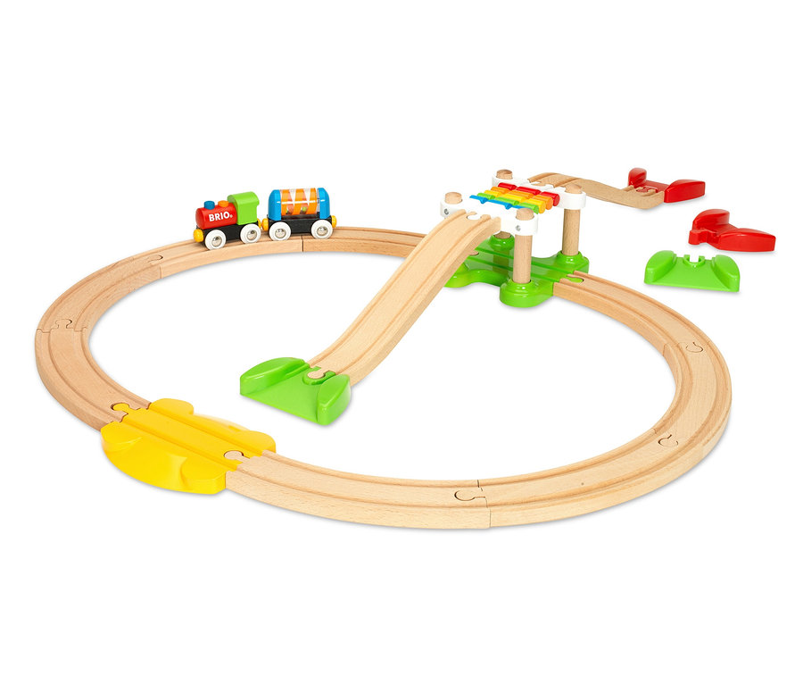 Holzeisenbahn mit bunter Lokomotive und Brücke. Zu sehen ist das BRIO® – mein erstes Bahn-Spiel-Set.