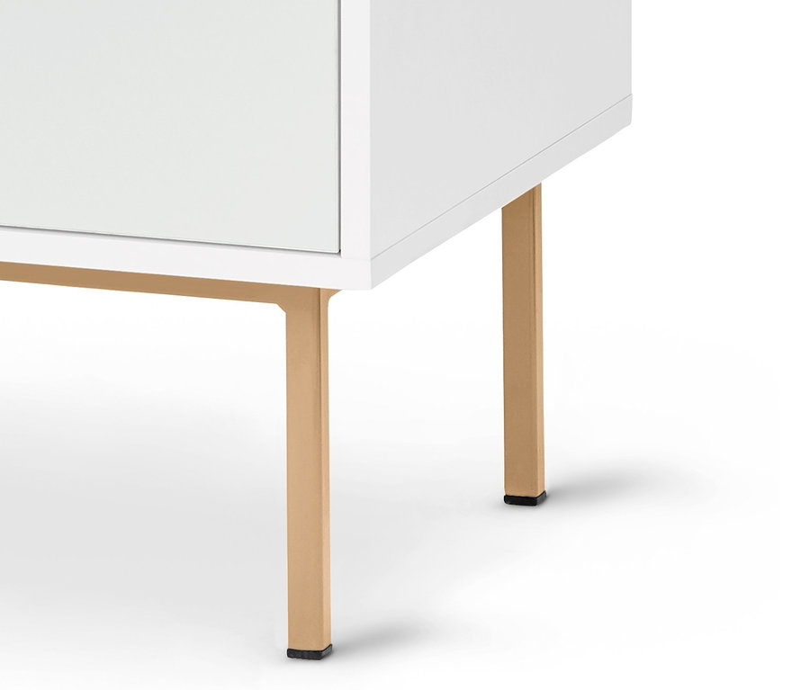 Detailansicht eines weißen Hochglanz-Sideboards mit goldenen Beinen.