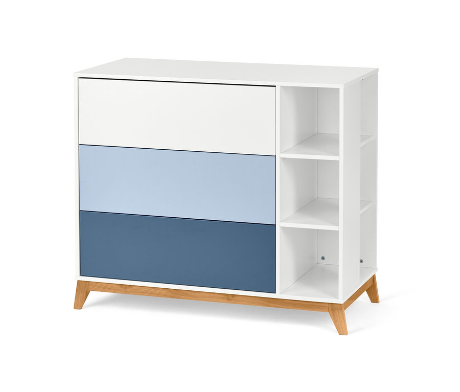 Blaue Wickelkommode mit drei Schubladen und offenen Regalen.