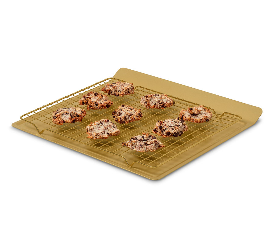 Kekse mit Schokolade auf einem goldenen Antihaft-Backblech.