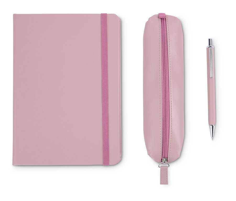 Ein rosafarbenes Notizbuch mit Stift und Etui liegt auf einem weißen Hintergrund.