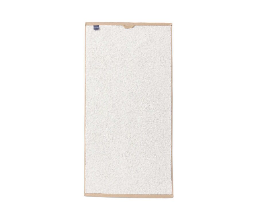 Ein weißes Handtuch mit einem beigen Rand.