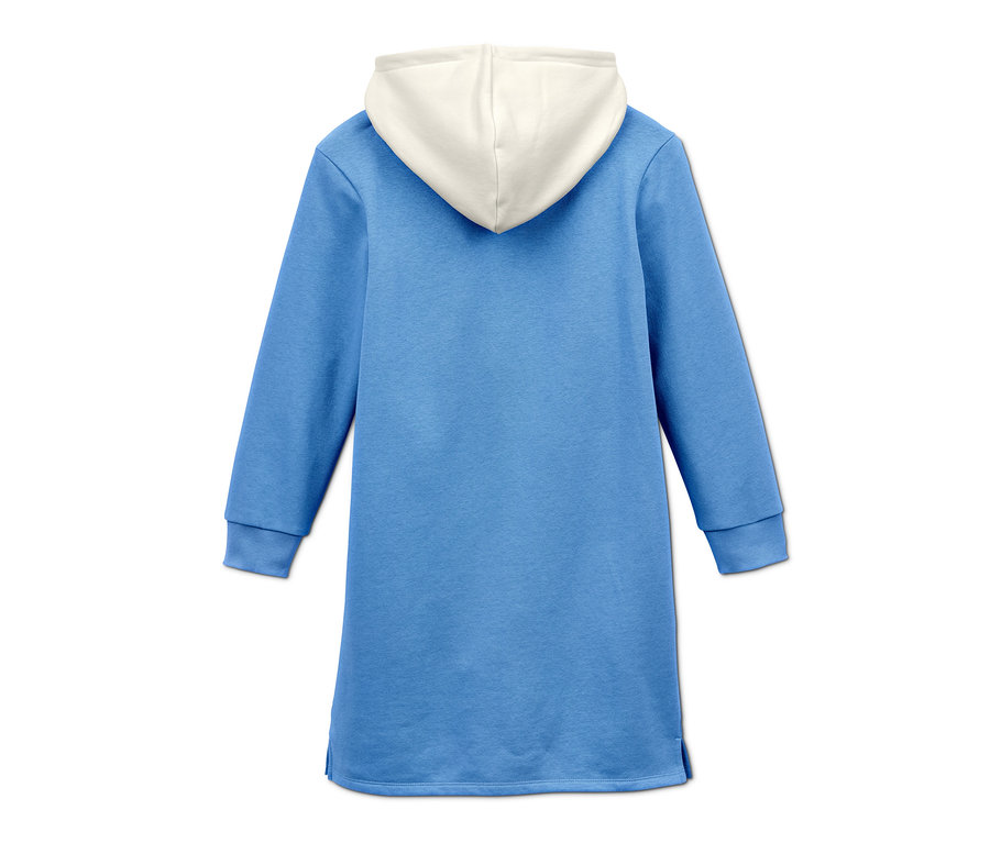 Blaues Sweatkleid mit weißer Kapuze.