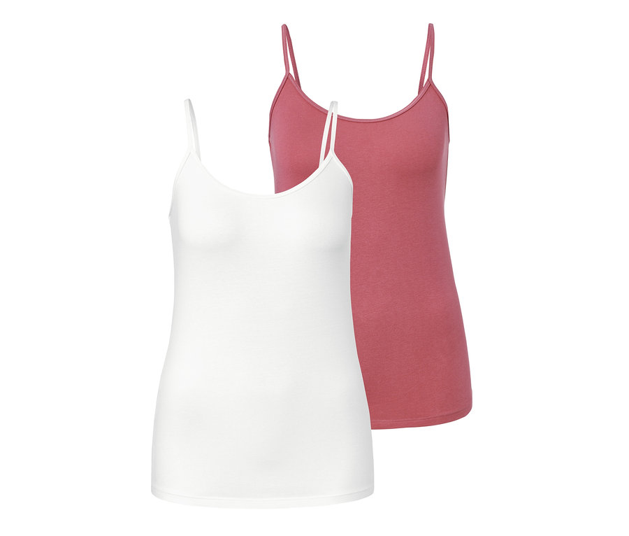 Zwei Hemdchen, ein weißes und ein Himbeerfarbenes, liegen übereinander.