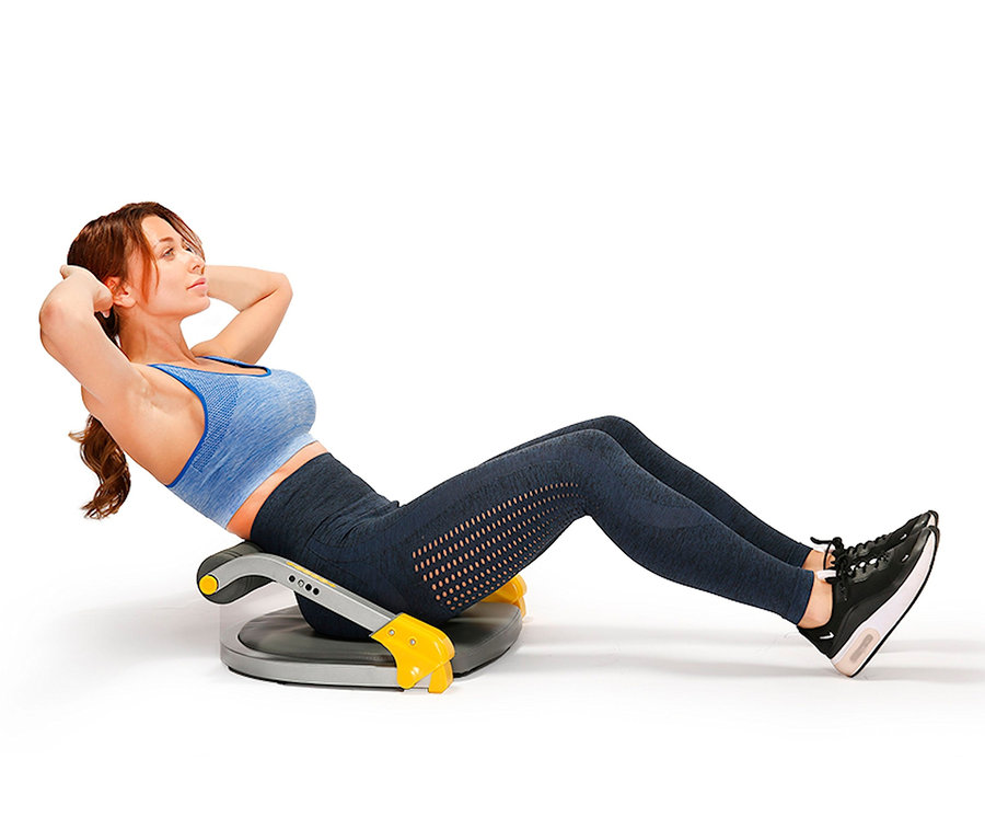 Frau macht Sit-ups auf dem Body Coach Fitnessgerät Core Trimmer.