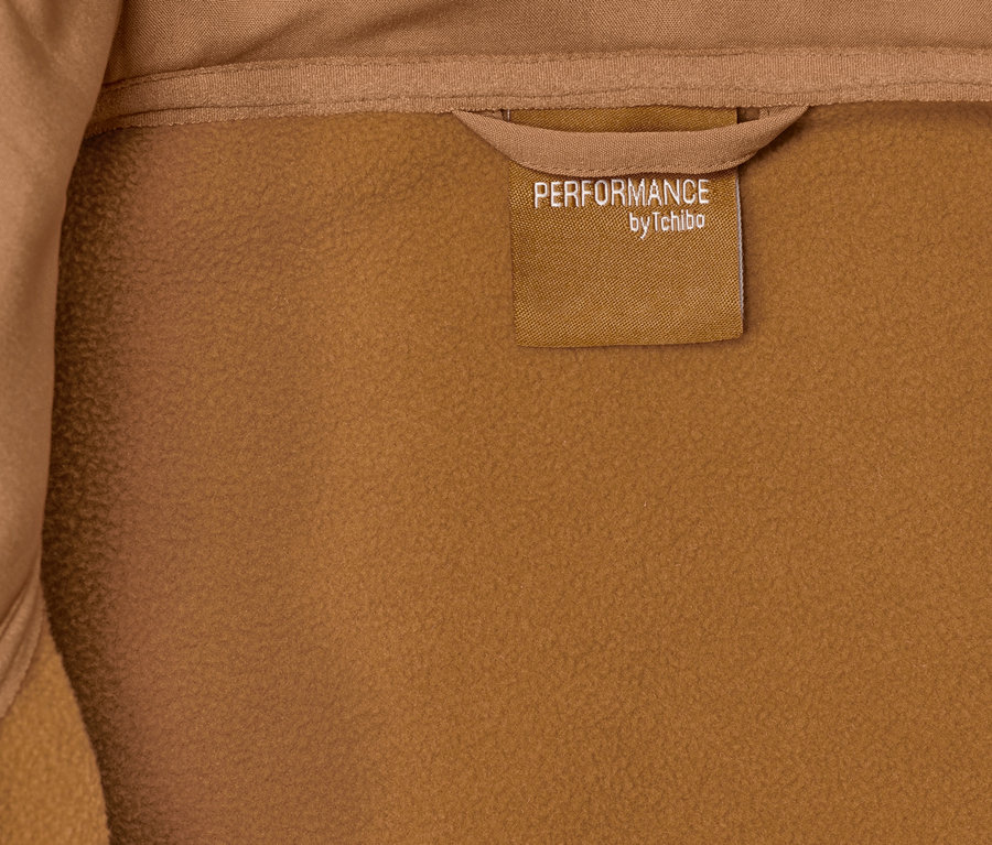 Detailansicht einer cognacfarbenen Softshell-Jacke.