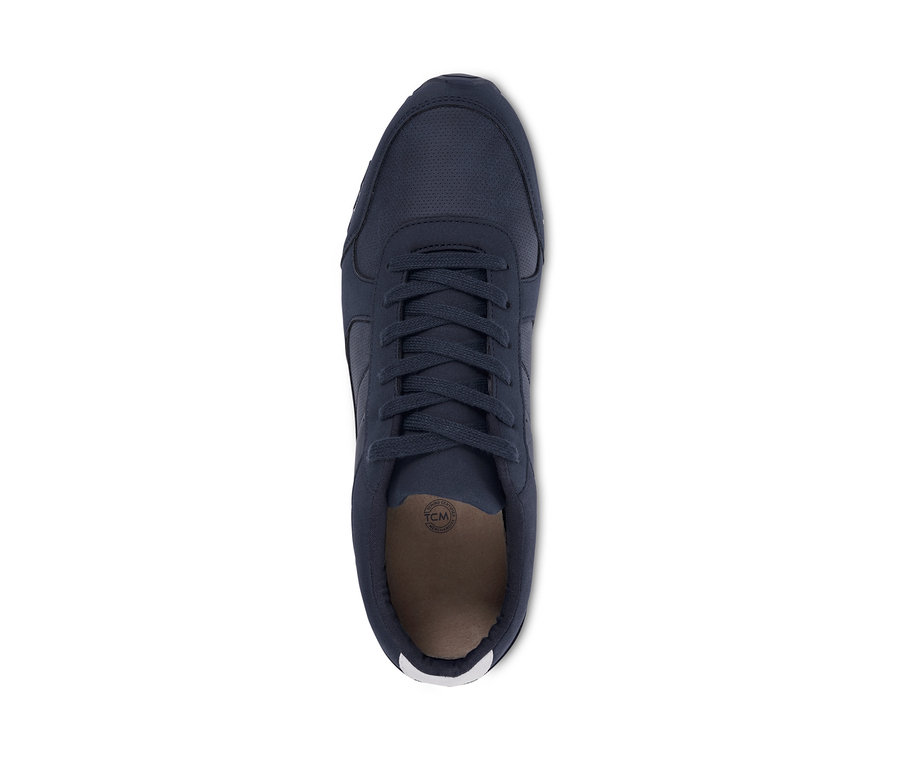 Detailaufnahme von oben von einem Sneaker.