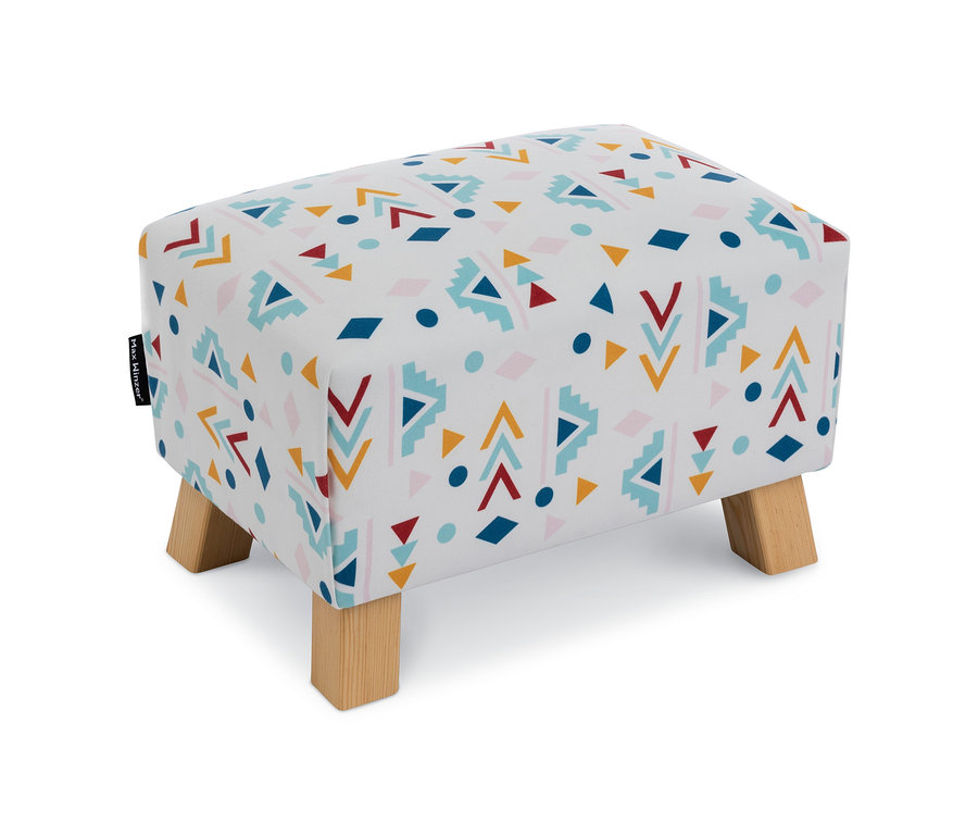 Ein Max-Winzer®-Kinderhocker mit Ethno-Motiv steht auf dem Boden.