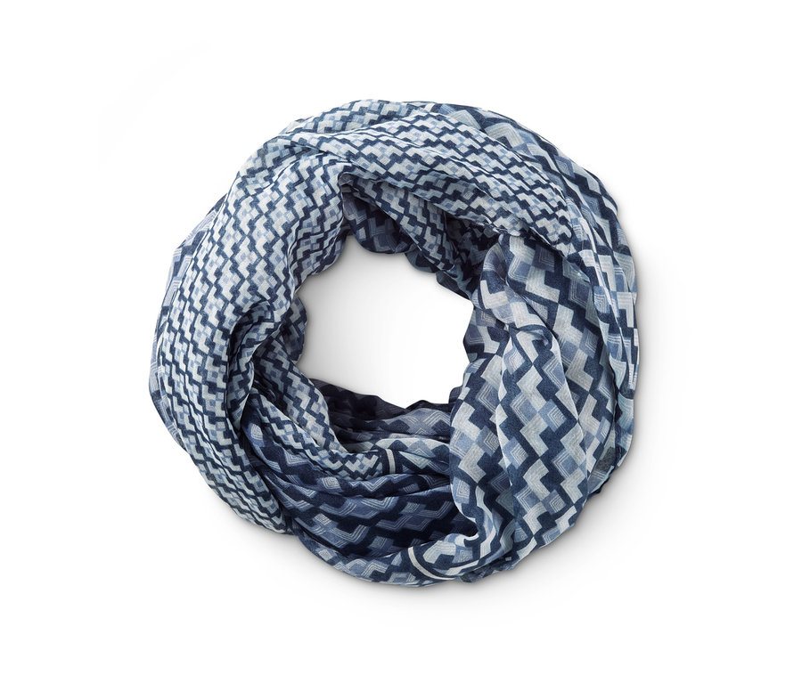 Nahaufnahme eines Loopschals mit blau-weissem geometrischen Muster.