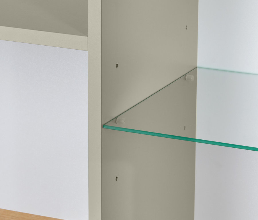 Detailaufnahme eines Innenraums mit einem beigen Buffet-Schrank mit Glastüren und Stauraum.