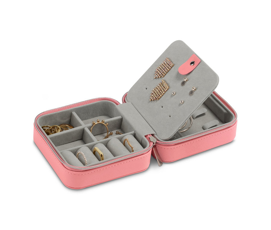 Geöffnete Schmuck-Aufbewahrungsbox in Rosa mit diversen Schmuckstücken darin.