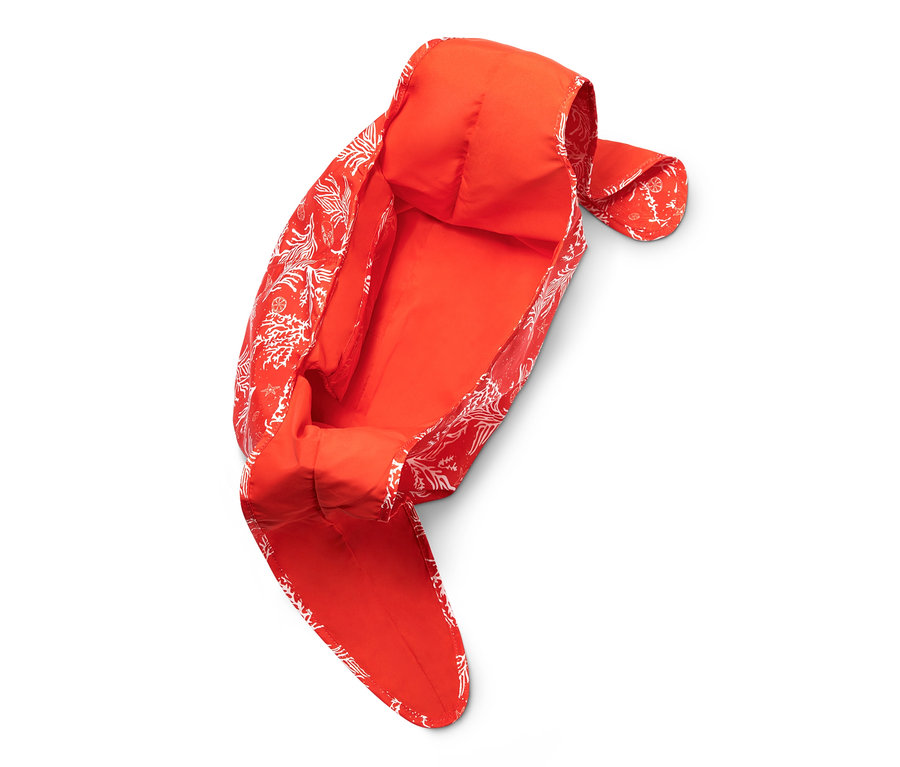 Eine rote, faltbare Strandtasche mit weißem Aufdruck.