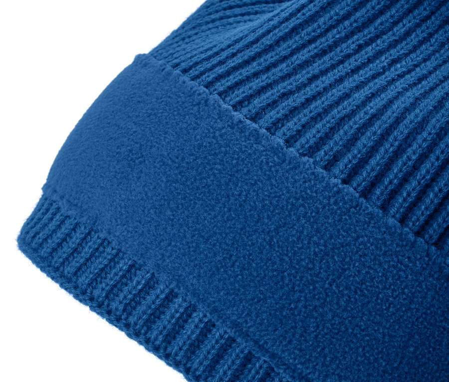 Detailaufnahme einer blauen Beanie-Strickmütze.