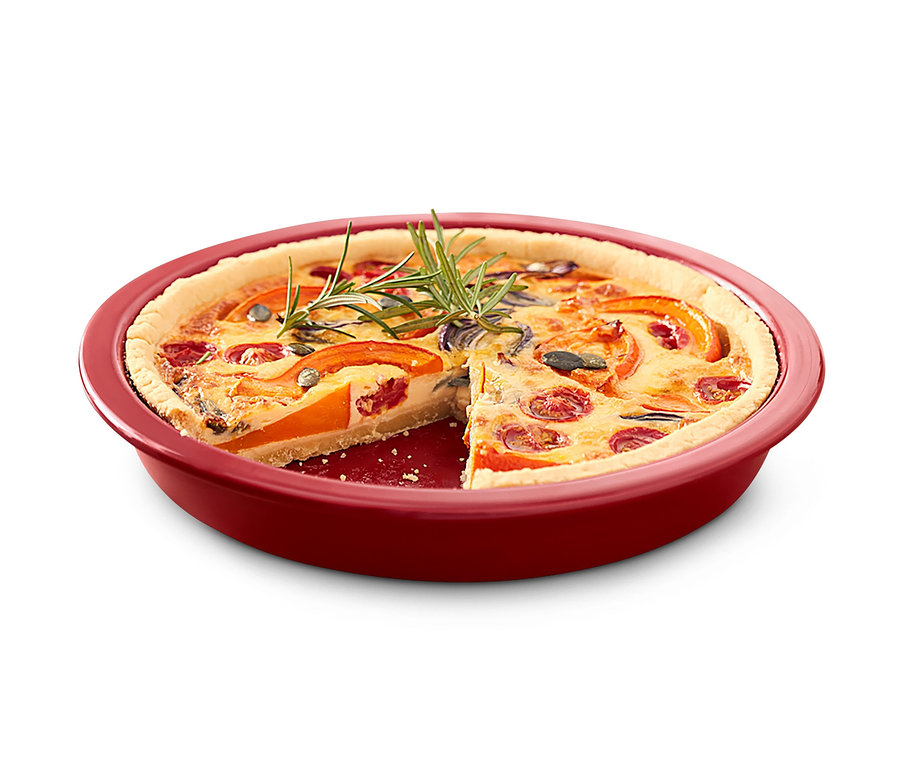 Rote Tarteform mit einem Stück Tarte.