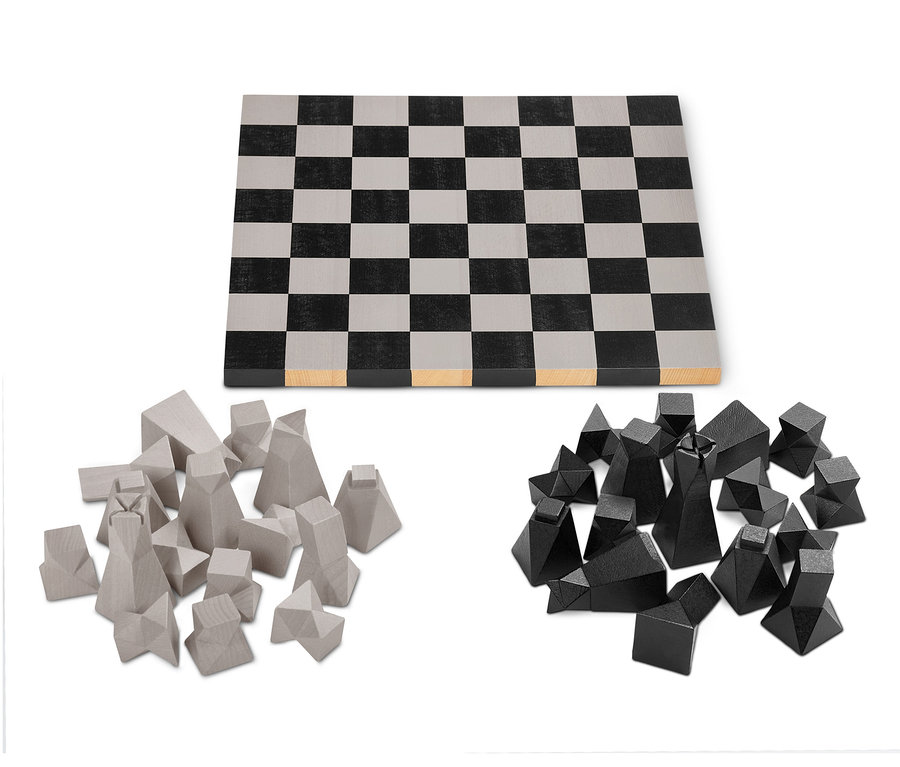 Schachbrett mit schwarzen und grauen Feldern und zwei Sätzen Design-Schachfiguren, einer schwarz und einer grau.