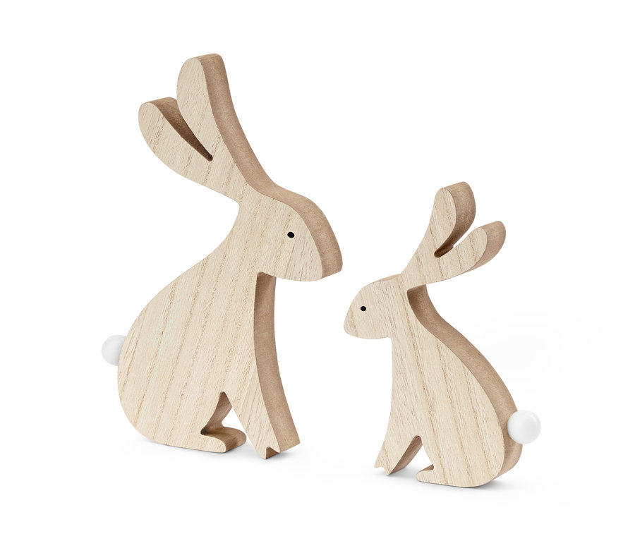 Zwei LED-Dekohasen aus Holz stehen auf weißem Grund.