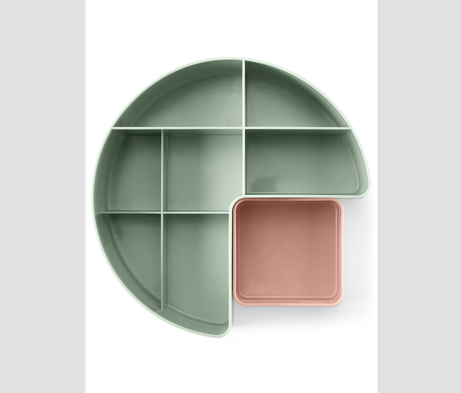 Ein grüner Beauty-Organizer mit einem herausnehmbaren rosafarbenen Fach.