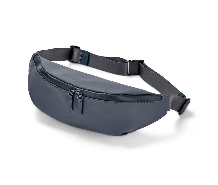 Blaue Hüfttasche mit zwei Reißverschlüssen und grauem Gurt.