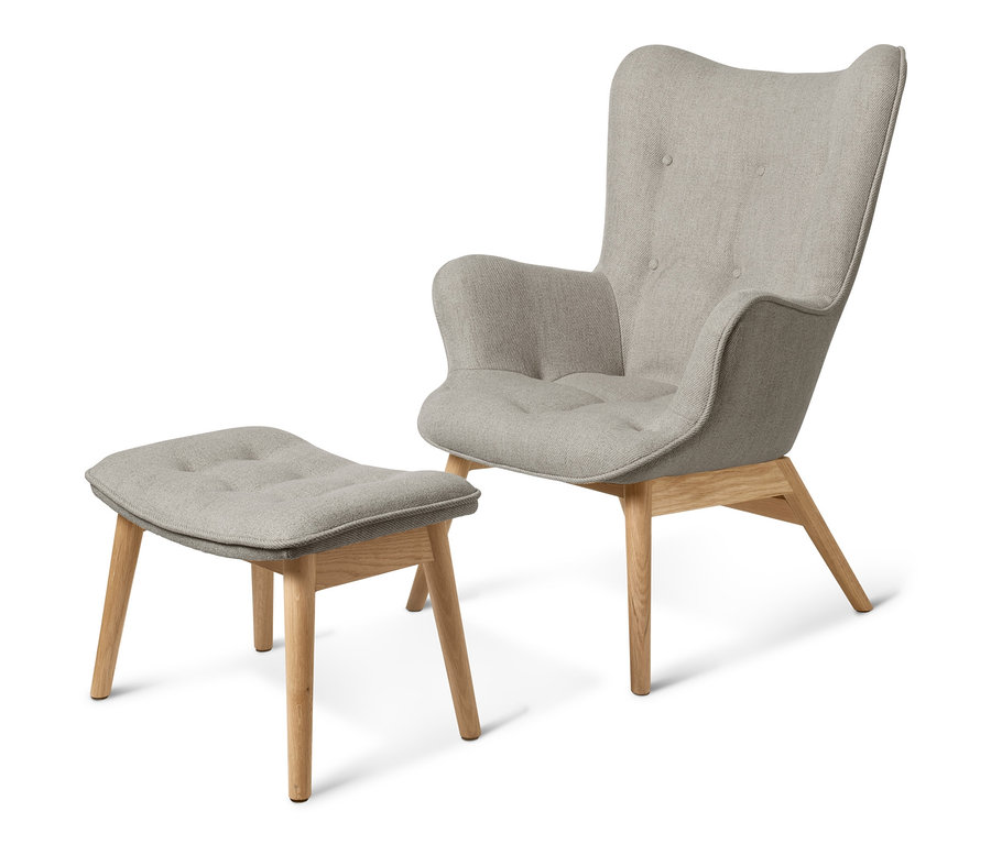 Ein grauer Sessel mit Fußhocker.
