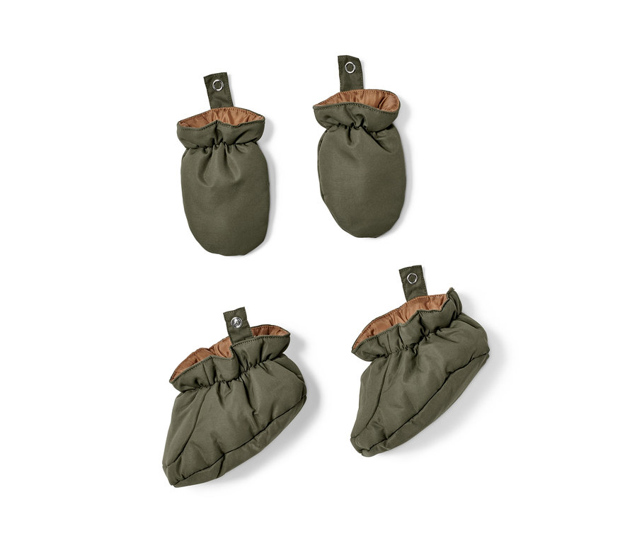 Vier olivgrüne Baby-Winteroverall-Füsslinge.