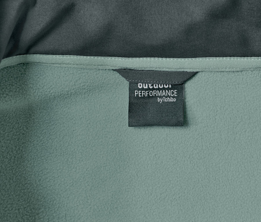 Detail einer Softshell-Jacke, dunkelgrün.