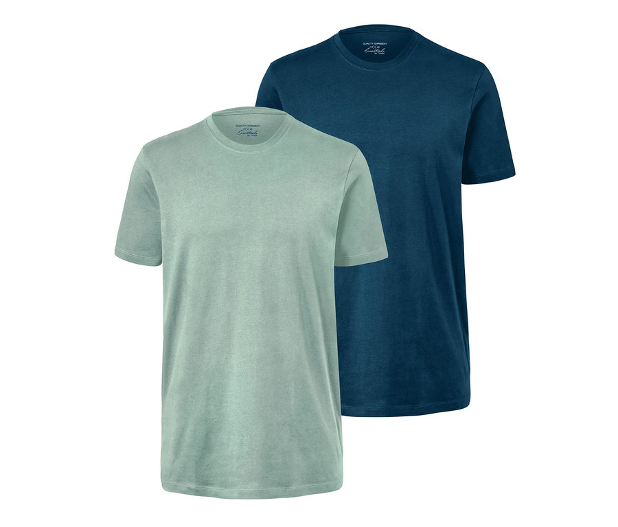 Zwei T-Shirts mit Rundhalsausschnitt. Ein T-Shirt ist hellgrün, das andere dunkelblau.