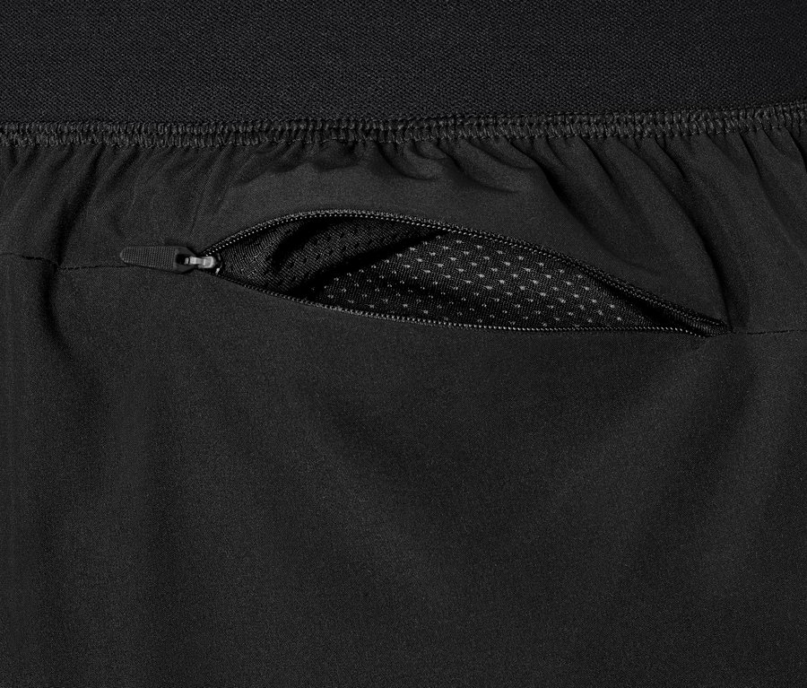 Detailaufnahme von schwarzen Funktionsshorts mit Reissverschlusstasche.