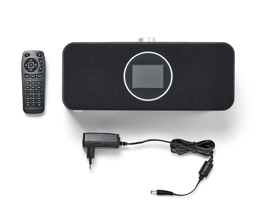 Schwarzes WLAN-Internetradio mit Farbdisplay, Fernbedienung und Netzteil auf weißem Hintergrund.