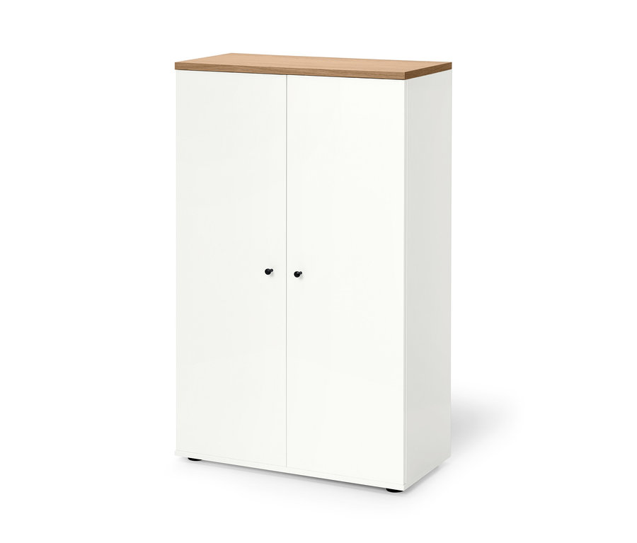 Ein weißer, halbhoher Schrank mit zwei Türen und einer hölzernen Platte oben.